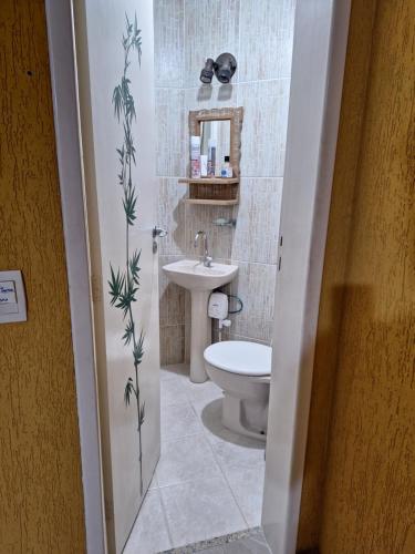 Ett badrum på Casa em Paraty - RJ Cond. Fechado