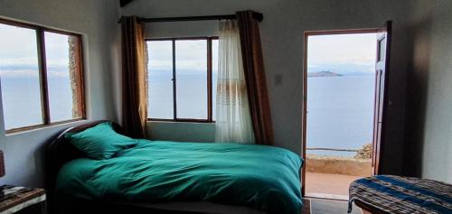 a bedroom with a bed with a view of the ocean at Ecolodge El descanso in Comunidad Yumani