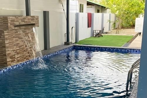 uma piscina com uma fonte de água em Syikin Homestay - Private Pool em Bedung