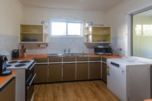 Η κουζίνα ή μικρή κουζίνα στο 15 Goongilla St