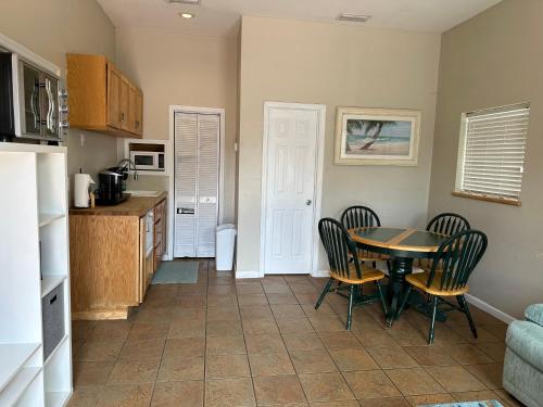 een keuken met een tafel en stoelen in een kamer bij Seaside bungalow in Daytona Beach