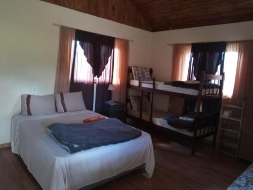 - une chambre avec 2 lits et des lits superposés dans l'établissement Chalé Morada das estrelas, à Aiuruoca