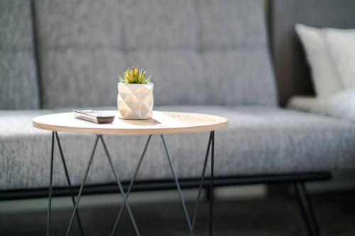 Katil atau katil-katil dalam bilik di Modern Private 2 Bedroom Home-unit in Albany with Netflix