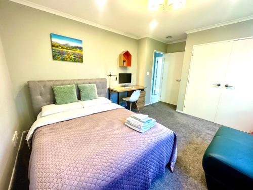 Katil atau katil-katil dalam bilik di Modern Private 2 Bedroom Home-unit in Albany with Netflix