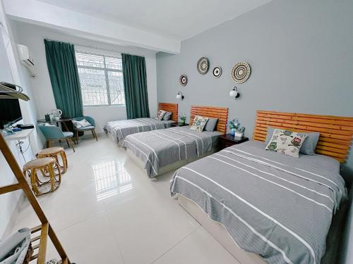 Renhua的住宿－懷森小舍，一间卧室配有两张床和一张桌子及椅子