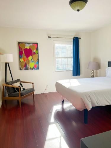 una camera con un grande letto e una sedia di Charming Century City Condo a Los Angeles