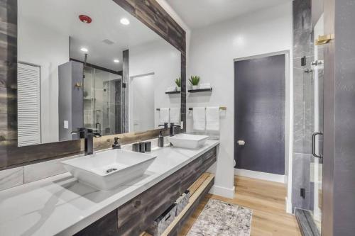 a bathroom with two sinks and a large mirror at Scenic Villa at Meadow View in Show Low