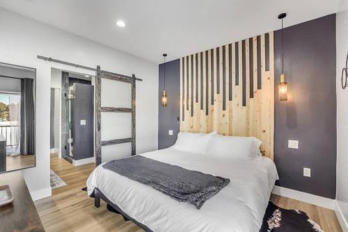 1 dormitorio con 1 cama grande en una habitación en Scenic Villa at Meadow View, en Show Low