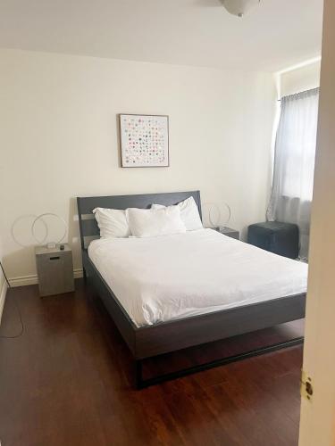 1 dormitorio con 1 cama con sábanas blancas y almohadas blancas en Gorgeous 2bed in Century City, en Los Ángeles