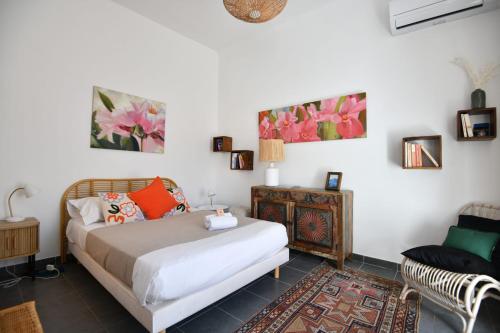 ein Schlafzimmer mit einem Bett und einem Stuhl in der Unterkunft Appart 1 ch clim - 50m des plages et des Calanques in Marseille
