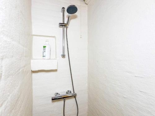 een douche in de hoek van een badkamer bij Apartment Brovst XII in Brovst