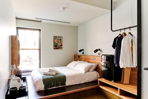 - une chambre avec un lit et une télévision dans l'établissement Central Club Hotel - North Melbourne, à Melbourne