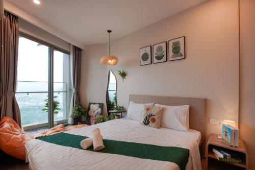 1 dormitorio con cama y ventana grande en CONDOTEL THE SÓNG AN GIA VŨNG TÀU APARTMENT MrVƯƠNG en Vung Tau