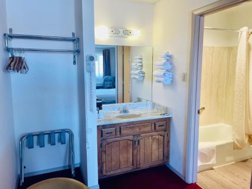 ein Bad mit einem Waschbecken und einem Spiegel in der Unterkunft San Miguel Inn in Socorro