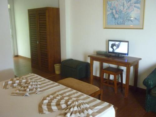 TV a/nebo společenská místnost v ubytování Laluna Ayurveda Resort