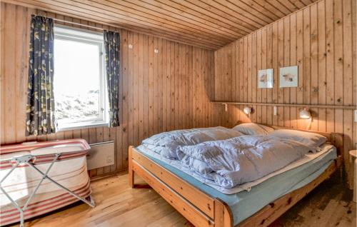クリムトラにあるStunning Home In Thisted With Sauna, Private Swimming Pool And Indoor Swimming Poolの木製の壁のベッドルーム1室