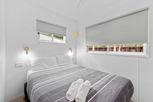 una camera da letto con un letto con calzini bianchi di BIG4 Ingenia Holidays Wagga Wagga a Wagga Wagga