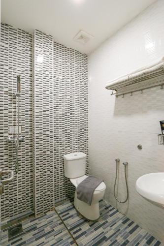 Koupelna v ubytování Travelland Hotel