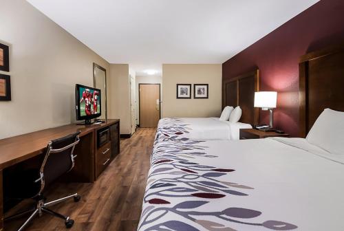 Katil atau katil-katil dalam bilik di Red Roof Inn Newport News - Yorktown