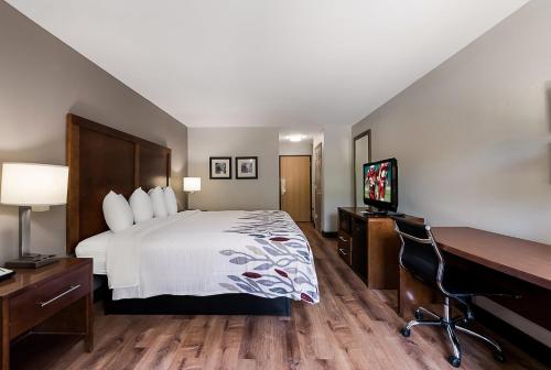 Katil atau katil-katil dalam bilik di Red Roof Inn Newport News - Yorktown