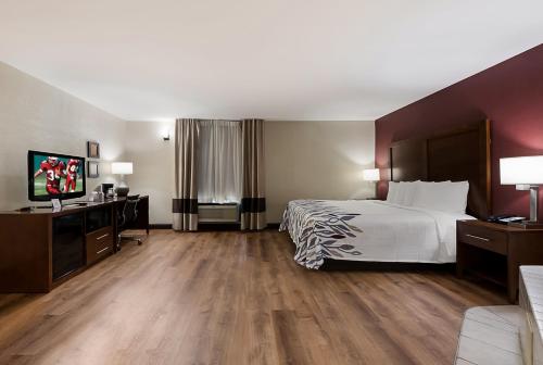 Katil atau katil-katil dalam bilik di Red Roof Inn Newport News - Yorktown