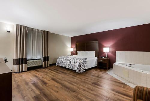 Katil atau katil-katil dalam bilik di Red Roof Inn Newport News - Yorktown