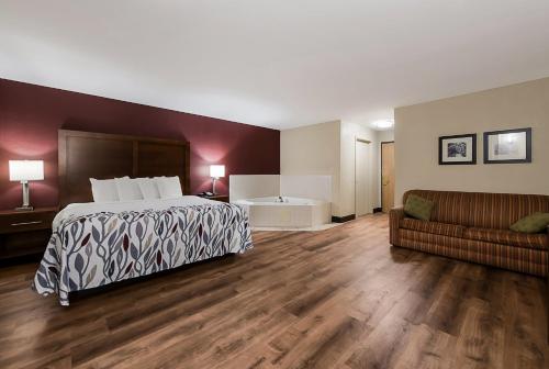 Katil atau katil-katil dalam bilik di Red Roof Inn Newport News - Yorktown