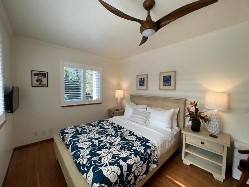 a bedroom with a bed and a ceiling fan at Mango Sunset Bed and Breakfast in Kailua-Kona