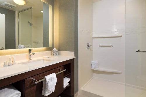 y baño con lavabo y ducha. en Residence Inn by Marriott Las Vegas Airport, en Las Vegas