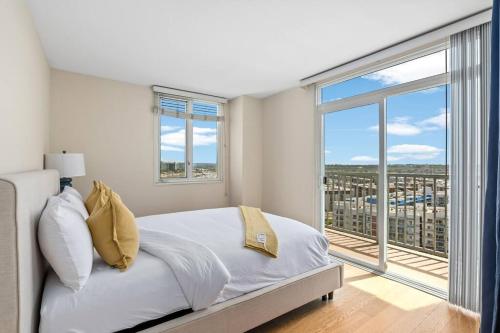 um quarto com uma cama e uma grande janela em The Bleu Pearl 3Bed 2bath Venice Beach/MDR/SM em Los Angeles