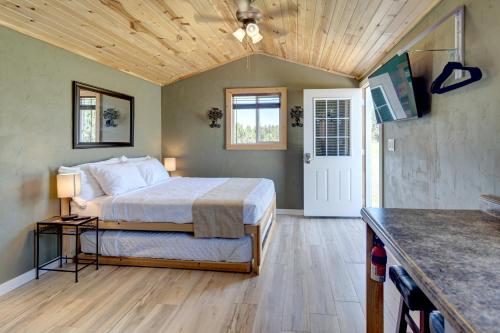 1 dormitorio con cama y techo de madera en Eagle’s Landing Lodge, en Custer