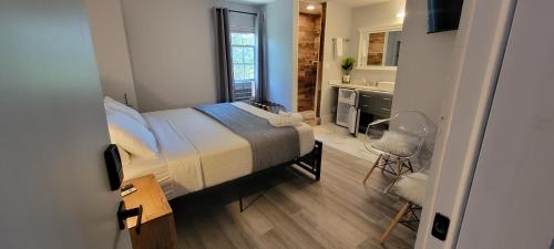 a small bedroom with a bed and a kitchen at Eagle’s Landing Lodge in Custer
