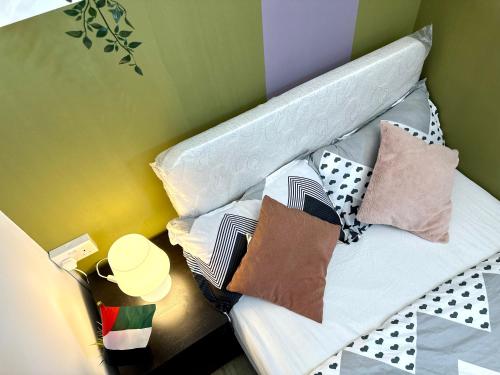 Bett mit Kissen darauf in einem Zimmer in der Unterkunft Double window Partition Room in Tecom Near Metro in Dubai