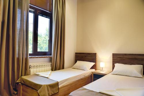 Säng eller sängar i ett rum på Saryan Hotel Yerevan