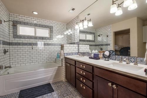ein Badezimmer mit einer Badewanne, einem Waschbecken, einer Badewanne und einer Badewanne in der Unterkunft Nob Hill Home with Private Yard! in Albuquerque