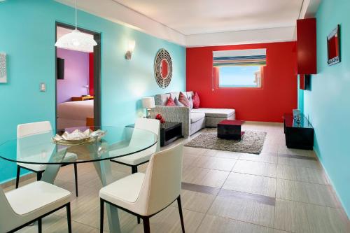 een woonkamer met een glazen tafel en een bank bij Aloft Cancun in Cancun