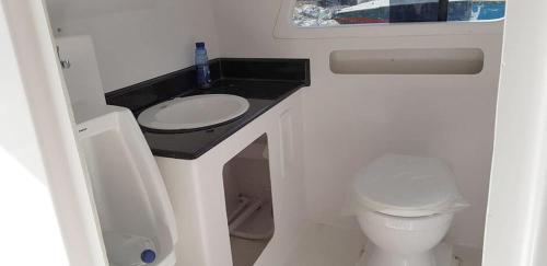 ein kleines Bad mit einem Waschbecken und einem WC in der Unterkunft Gilibooking ticket in Padangbai
