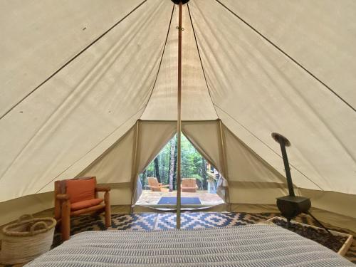 Postel nebo postele na pokoji v ubytování Sailor Springs Glamping