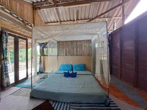 ein Schlafzimmer mit einem Bett in einem Zelt in der Unterkunft Big Hug Home-Nok kao house in Ko Yao Noi