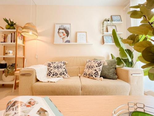Mila Suites في مونتريال: غرفة معيشة مع أريكة وطاولة