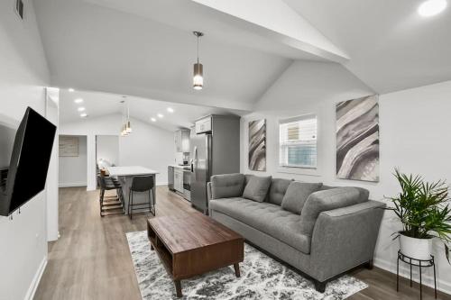ein Wohnzimmer mit Couch und Tisch in der Unterkunft 4-Bed 2-Bath Pet Friendly Home in Heart of Atlanta in Atlanta