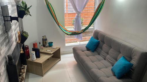 uma sala de estar com um sofá e uma janela em Apartamento Madrid Cundinamarca em Madrid