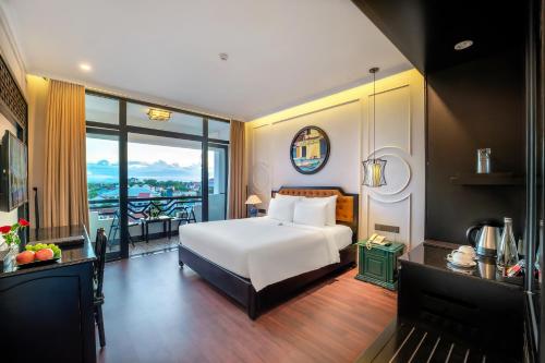 Postel nebo postele na pokoji v ubytování Hadana Boutique Resort Hoi An