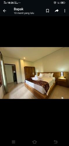 um quarto de hotel com uma cama e duas lâmpadas no chão em Apartment Wayan em Canggu