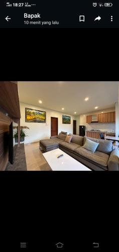 een woonkamer met een grote bank in een kamer bij Apartment Wayan in Canggu