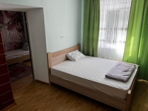 una piccola camera con letto e finestra di EcoVilla a Huluboaia