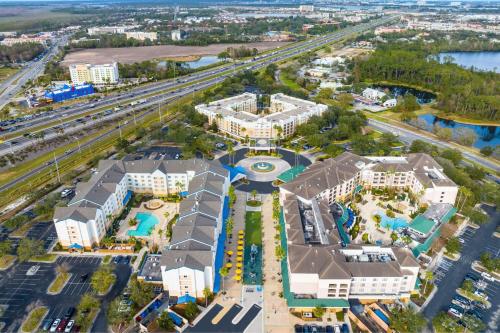 una vista aérea de un complejo con piscina y edificios en Courtyard by Marriott Orlando Lake Buena Vista in the Marriott Village, en Orlando
