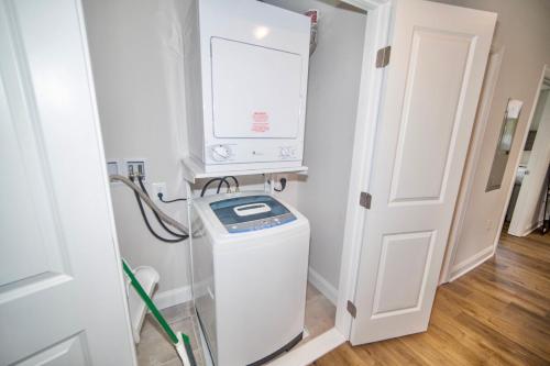 a laundry room with a washer and dryer at The Oasis ;Luxury and Style in Washington