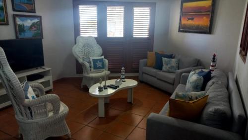 a living room with a couch and chairs and a table at Apartamento amueblado en Juan Dolio in La Puntica de Juan Dolio