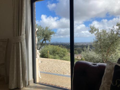 een glazen schuifdeur met uitzicht op een tuin bij Adelaide self contained private guest suite 